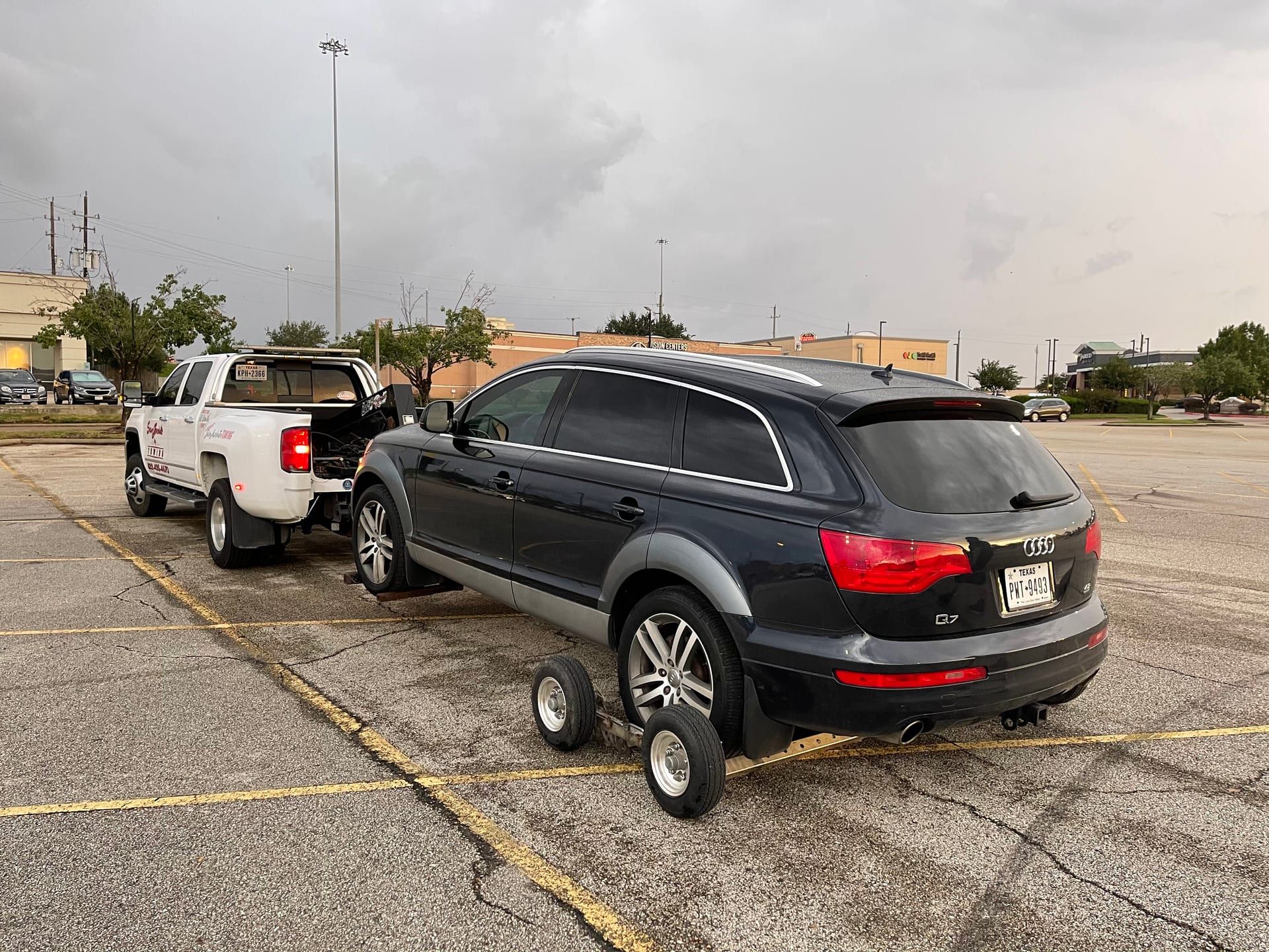Wheel-lift tow of a passenger SUV by Smith Towing in Houston