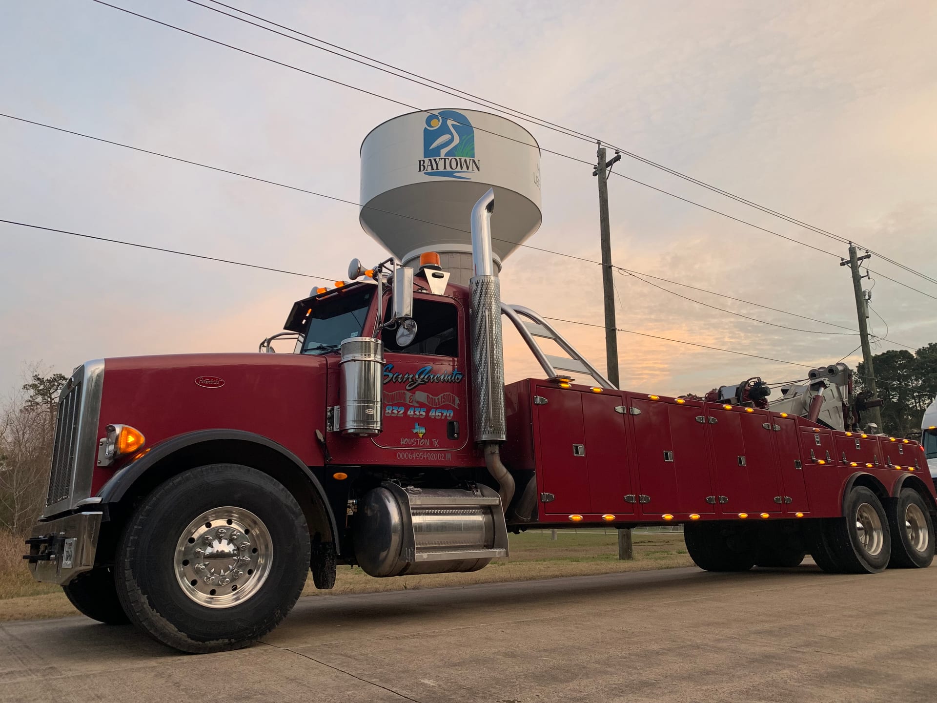Peterbilt wrecker at sunset in Baytown — boat & trailer towing