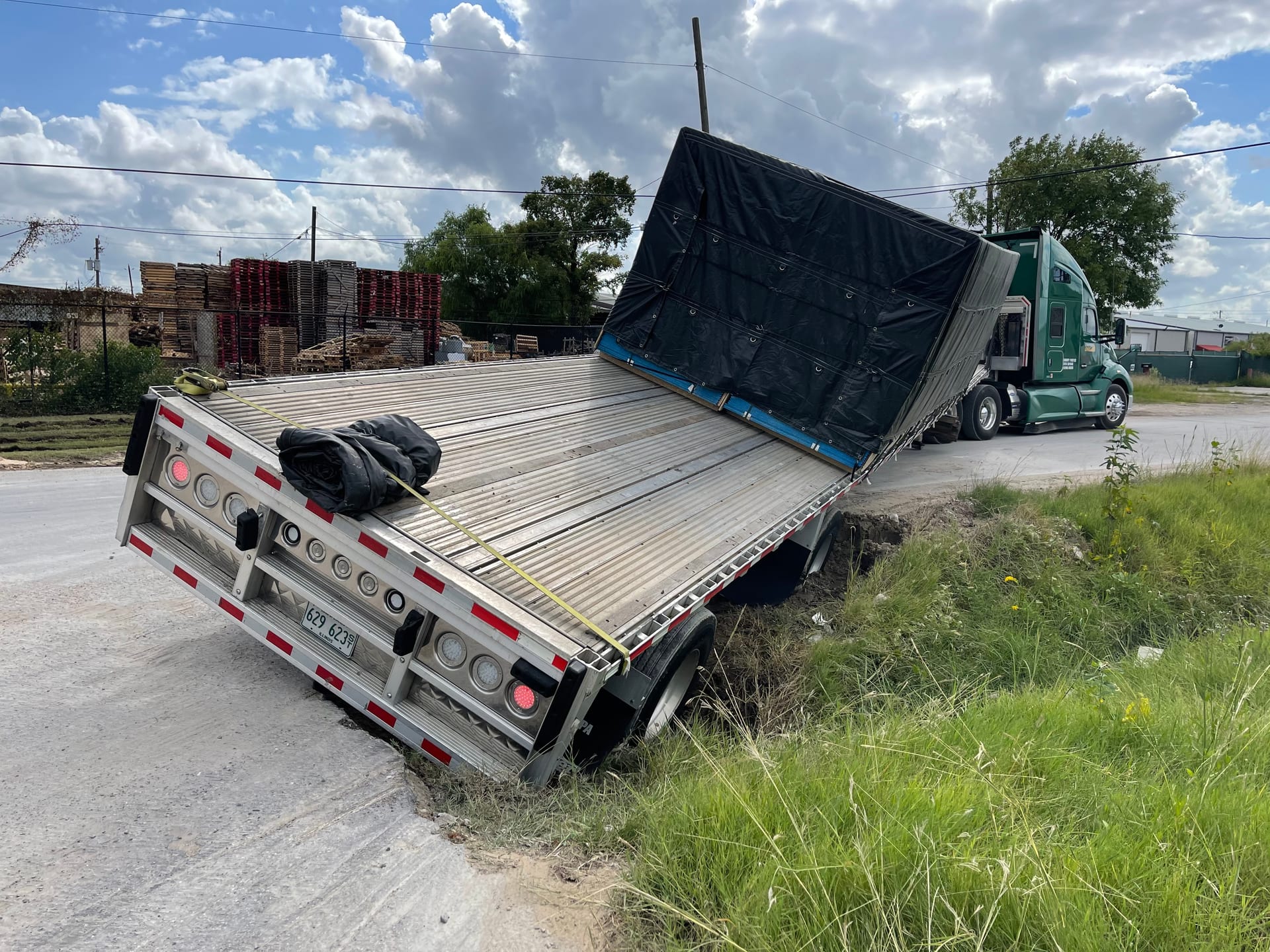 Smith Towing heavy-duty flatbed recovery near Mont Belvieu, TX